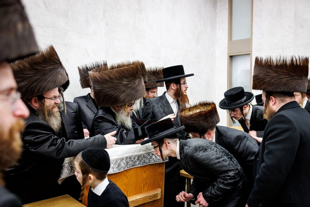 האדמו"ר מסאטמר מברך ברכת הבנים לפני השמחה