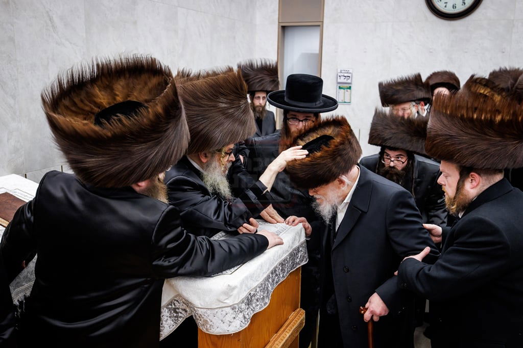 האדמו"ר מסאטמר מברך ברכת הבנים לפני השמחה