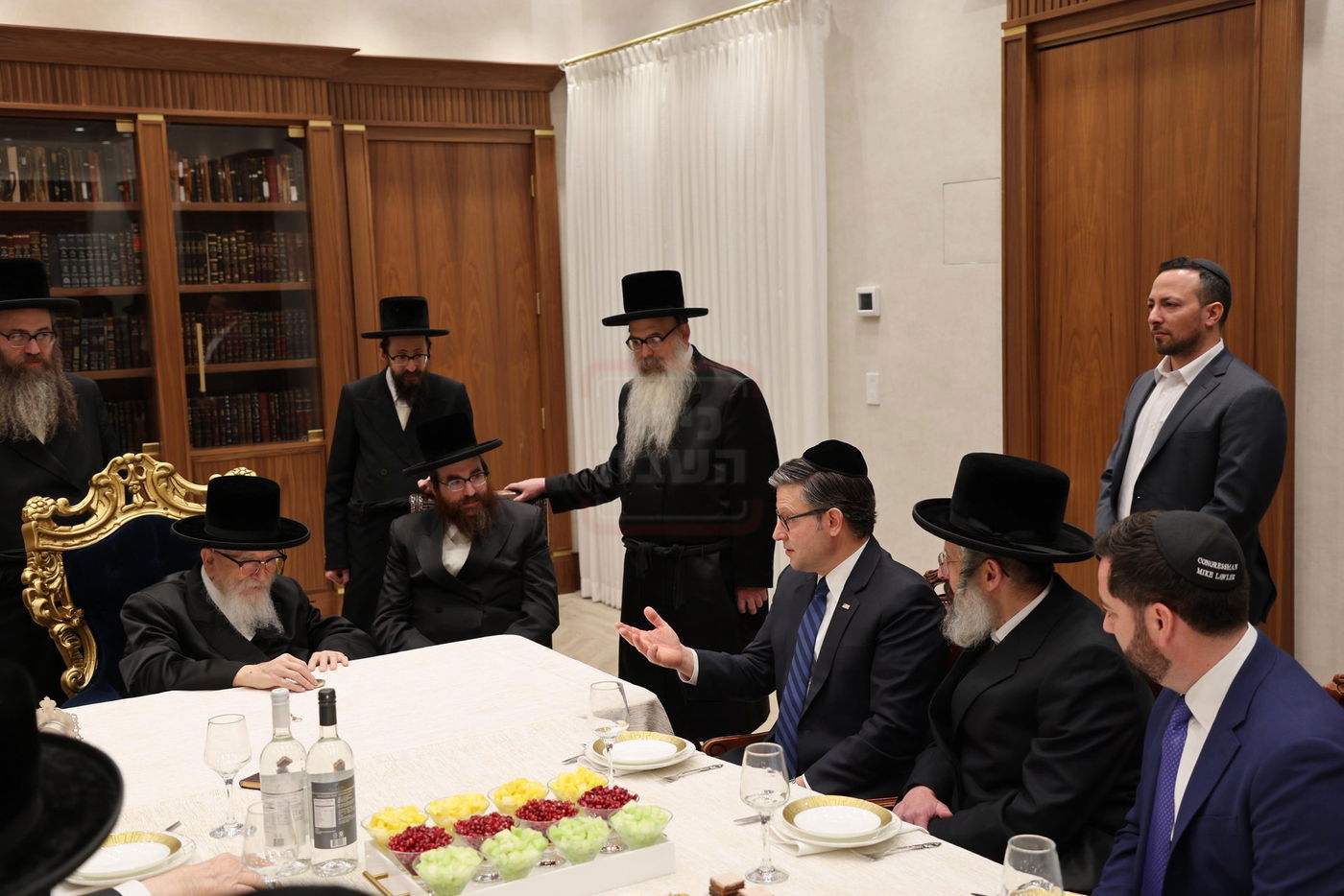 מייק ג'ונסון בביקור אצל האדמו"ר מסקווירא 