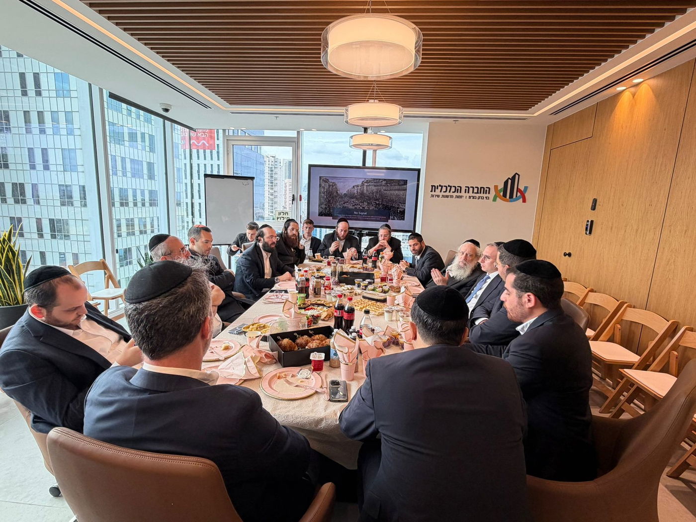 ההרצאה של ראש השב"כ בתלמוד תורה | 'זופניק בכיכר' עם כל התמונות, הנייעס והחשיפות של השבוע