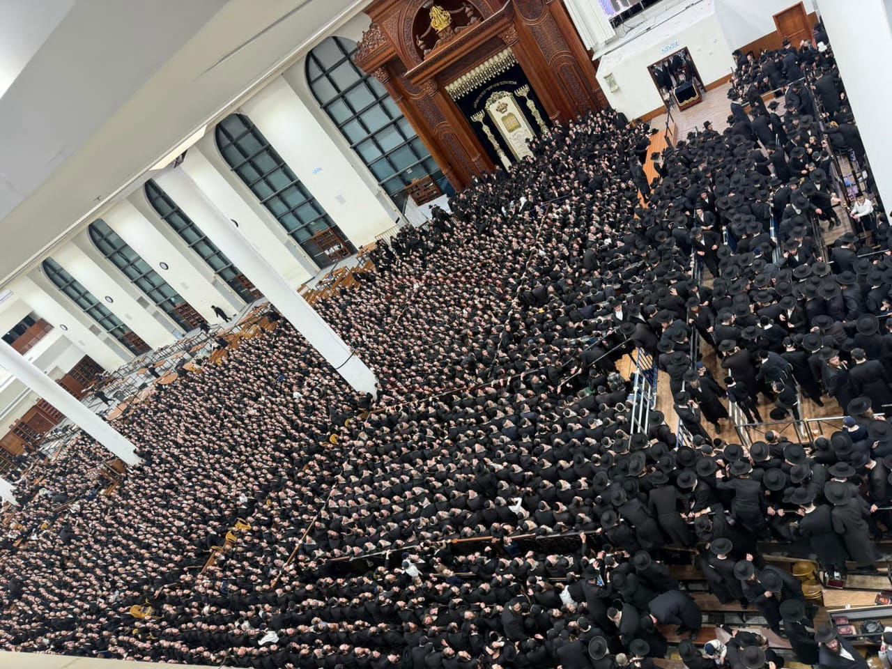 הדלקת נרות חנוכה בחצה"ק גור