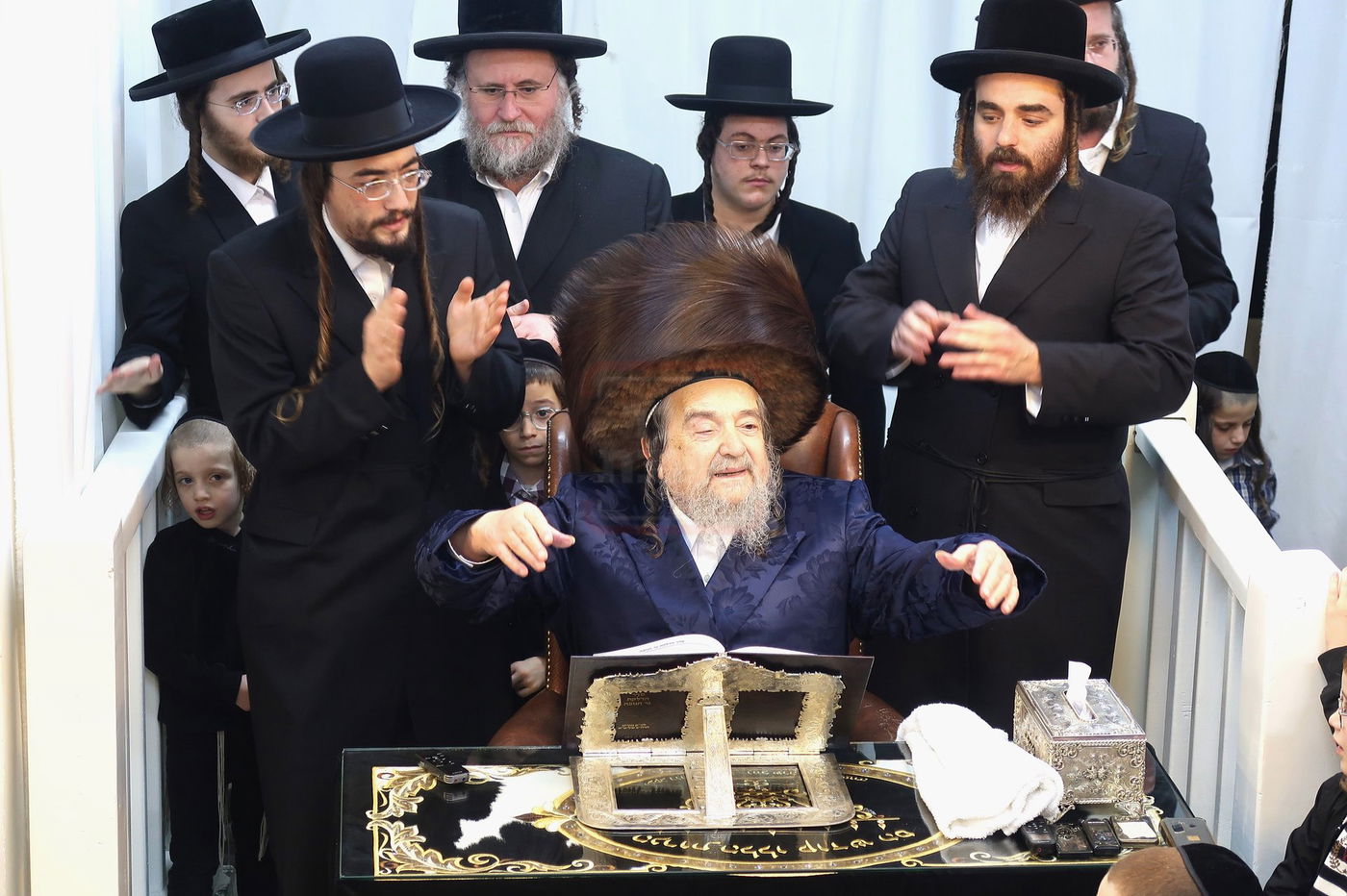 הגה"צ רבי יעקב מאיר שכטר בהדלקת נרות חנוכה