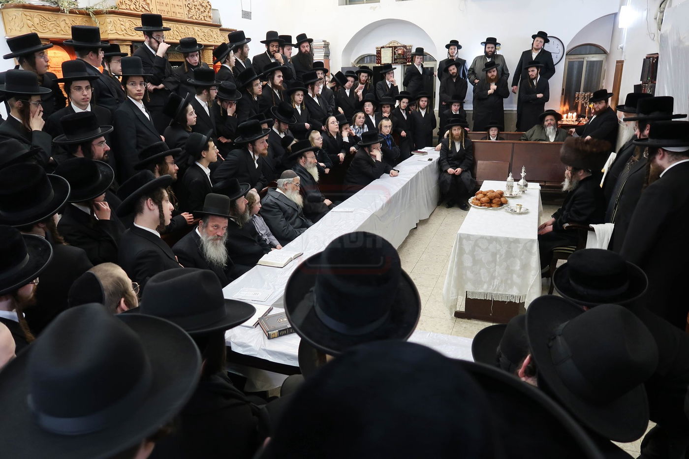 נר א' דחנוכה אצל האדמו"ר מקרעטשניף סיגעט