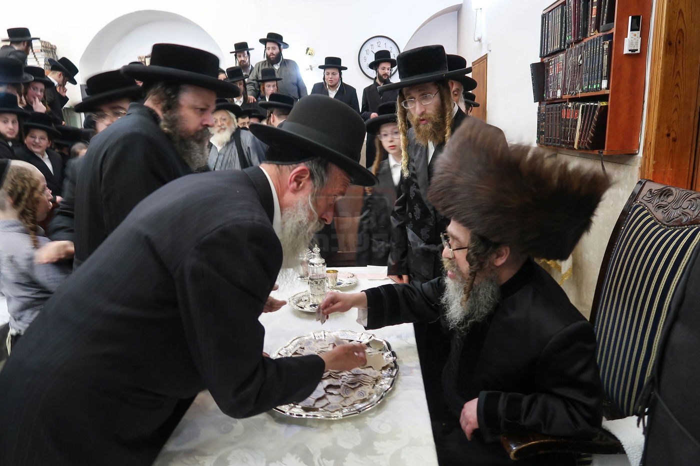 נר א' דחנוכה אצל האדמו"ר מקרעטשניף סיגעט