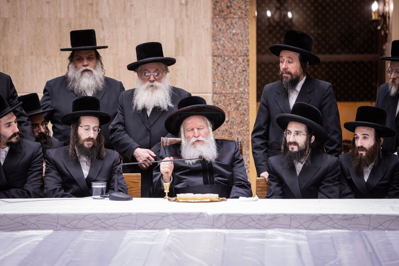 האדמו"ר מבאבוב בהדלקת נרות חנוכה