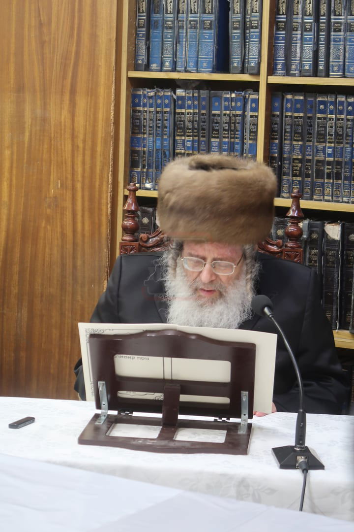 האדמו"ר מקומרנא בהדלקת נרות חנוכה