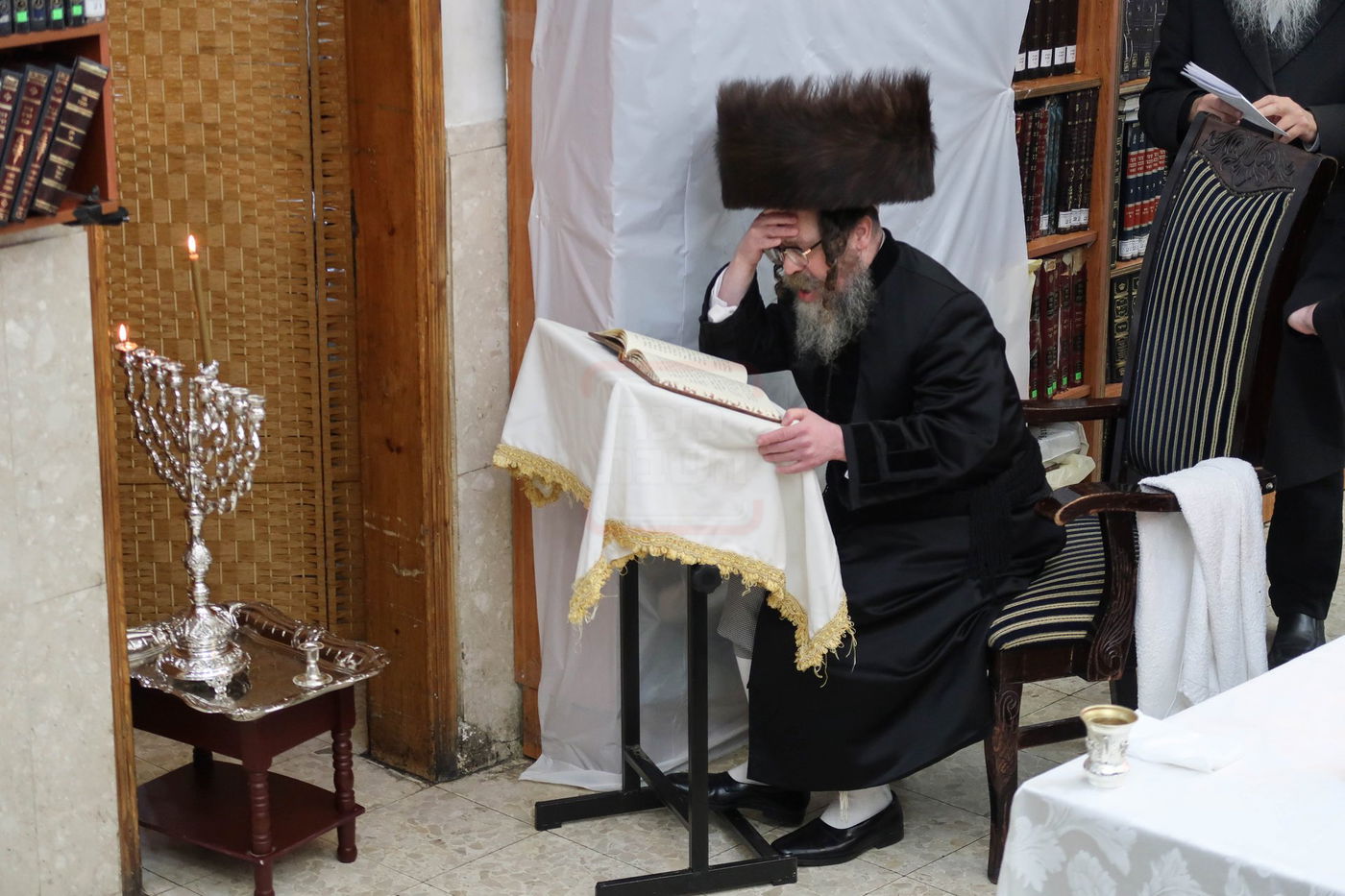 נר א' דחנוכה אצל האדמו"ר מקרעטשניף סיגעט