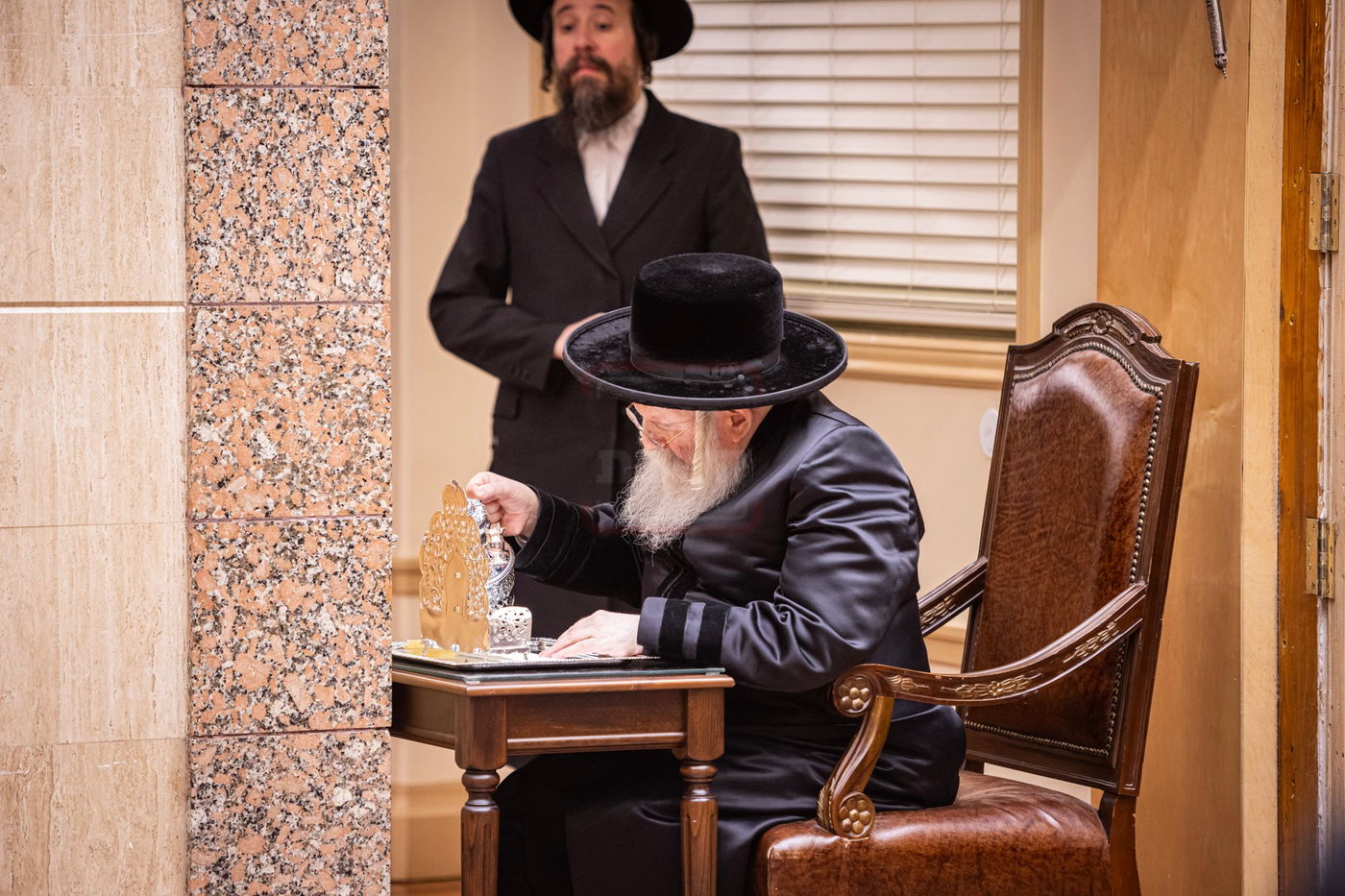 האדמו"ר מבאבוב בהדלקת נרות חנוכה