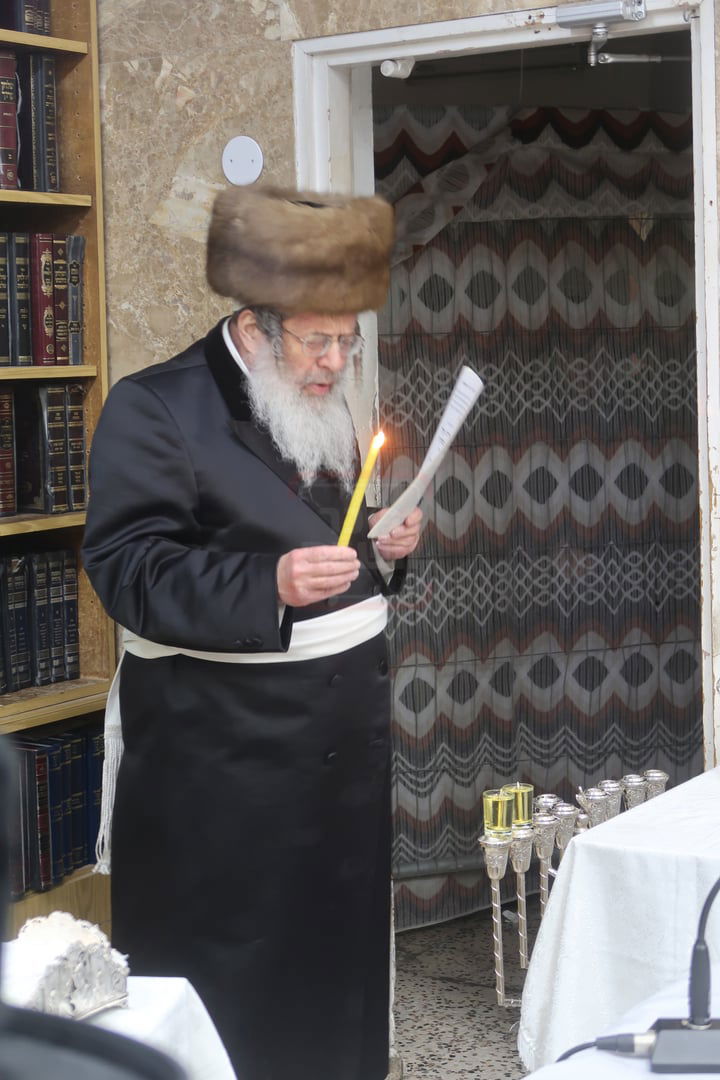 האדמו"ר מקומרנא בהדלקת נרות חנוכה