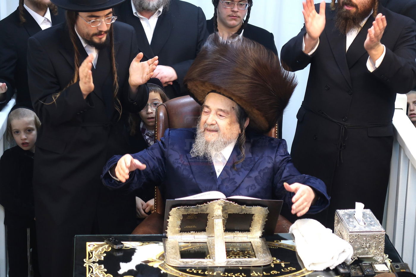 הגה"צ רבי יעקב מאיר שכטר בהדלקת נרות חנוכה