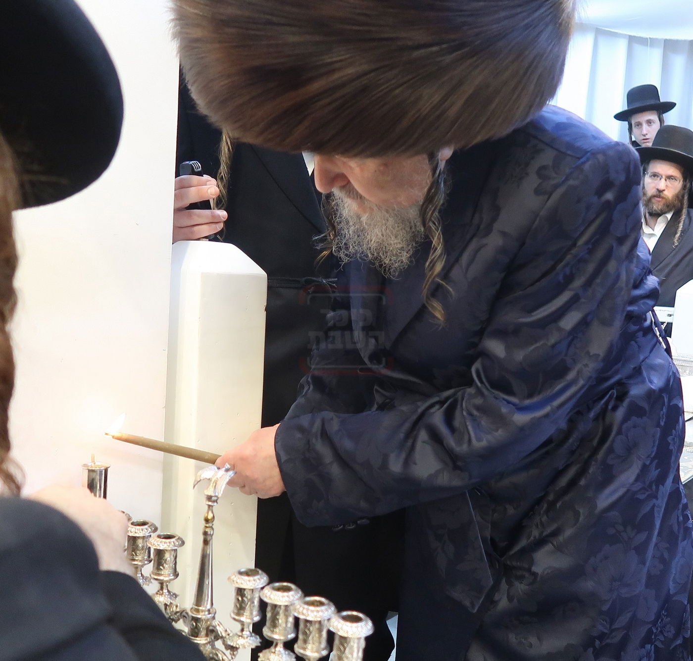 הגה"צ רבי יעקב מאיר שכטר בהדלקת נרות חנוכה