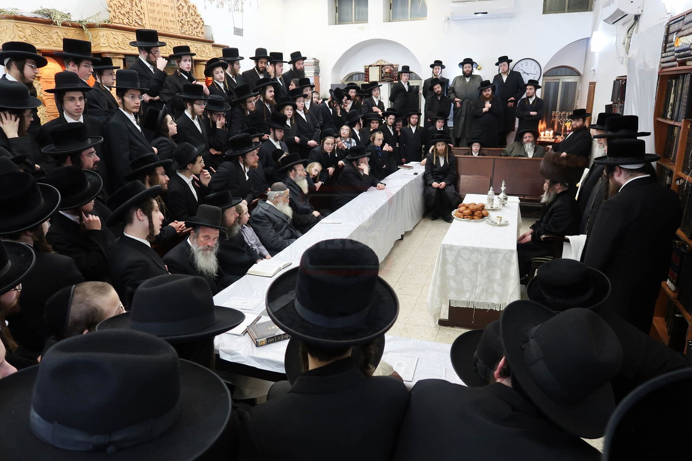 נר א' דחנוכה אצל האדמו"ר מקרעטשניף סיגעט