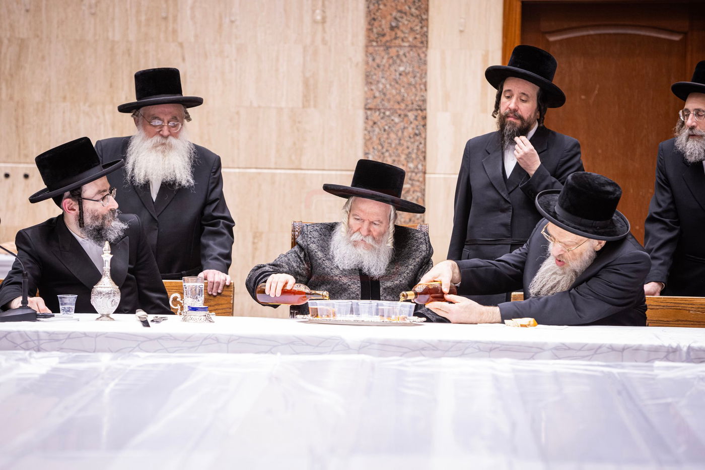 האדמו"ר מבאבוב בהדלקת נרות חנוכה