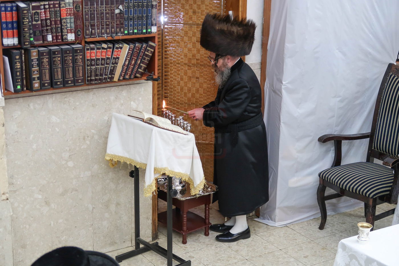 נר א' דחנוכה אצל האדמו"ר מקרעטשניף סיגעט