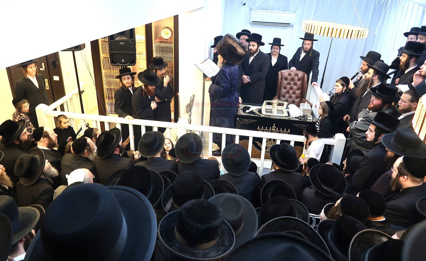 הגה"צ רבי יעקב מאיר שכטר בהדלקת נרות חנוכה