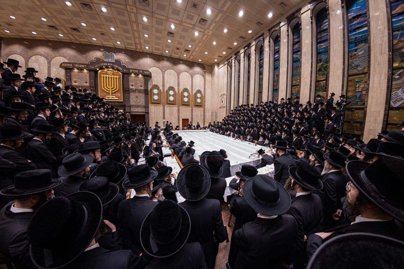 האדמו"ר מבאבוב בהדלקת נרות חנוכה