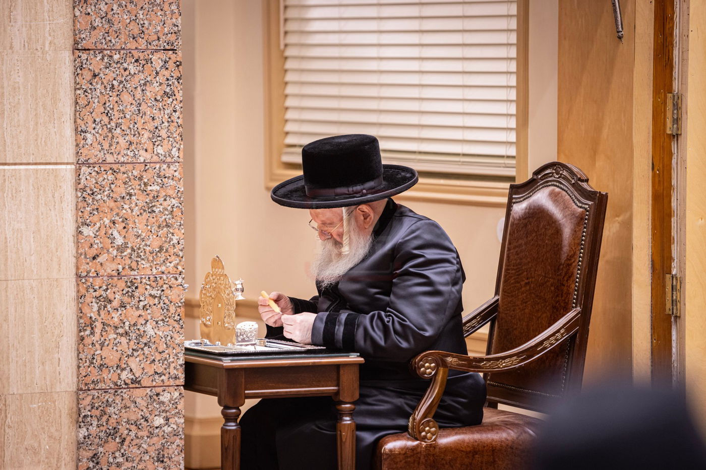 האדמו"ר מבאבוב בהדלקת נרות חנוכה