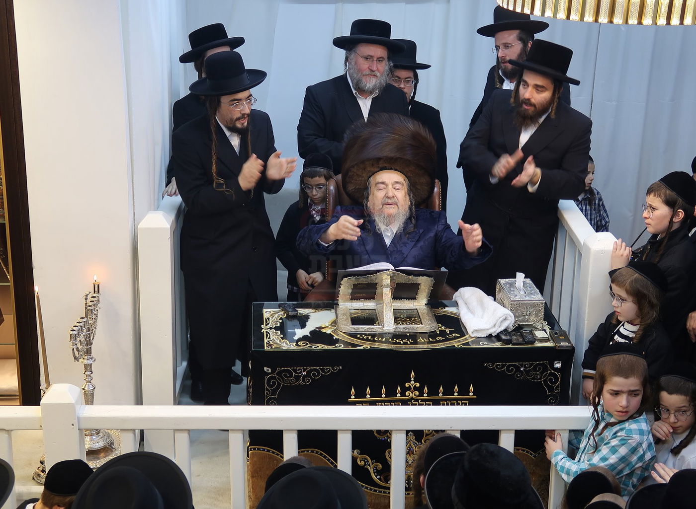 הגה"צ רבי יעקב מאיר שכטר בהדלקת נרות חנוכה