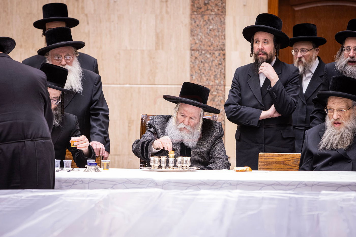 האדמו"ר מבאבוב בהדלקת נרות חנוכה