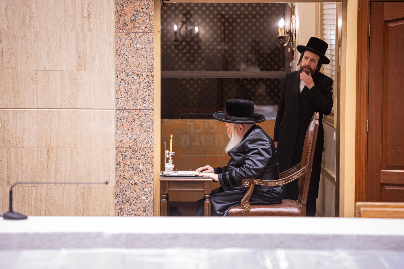 האדמו"ר מבאבוב בהדלקת נרות חנוכה