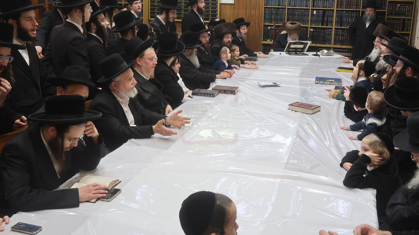 האדמו"ר מקומרנא בהדלקת נרות חנוכה