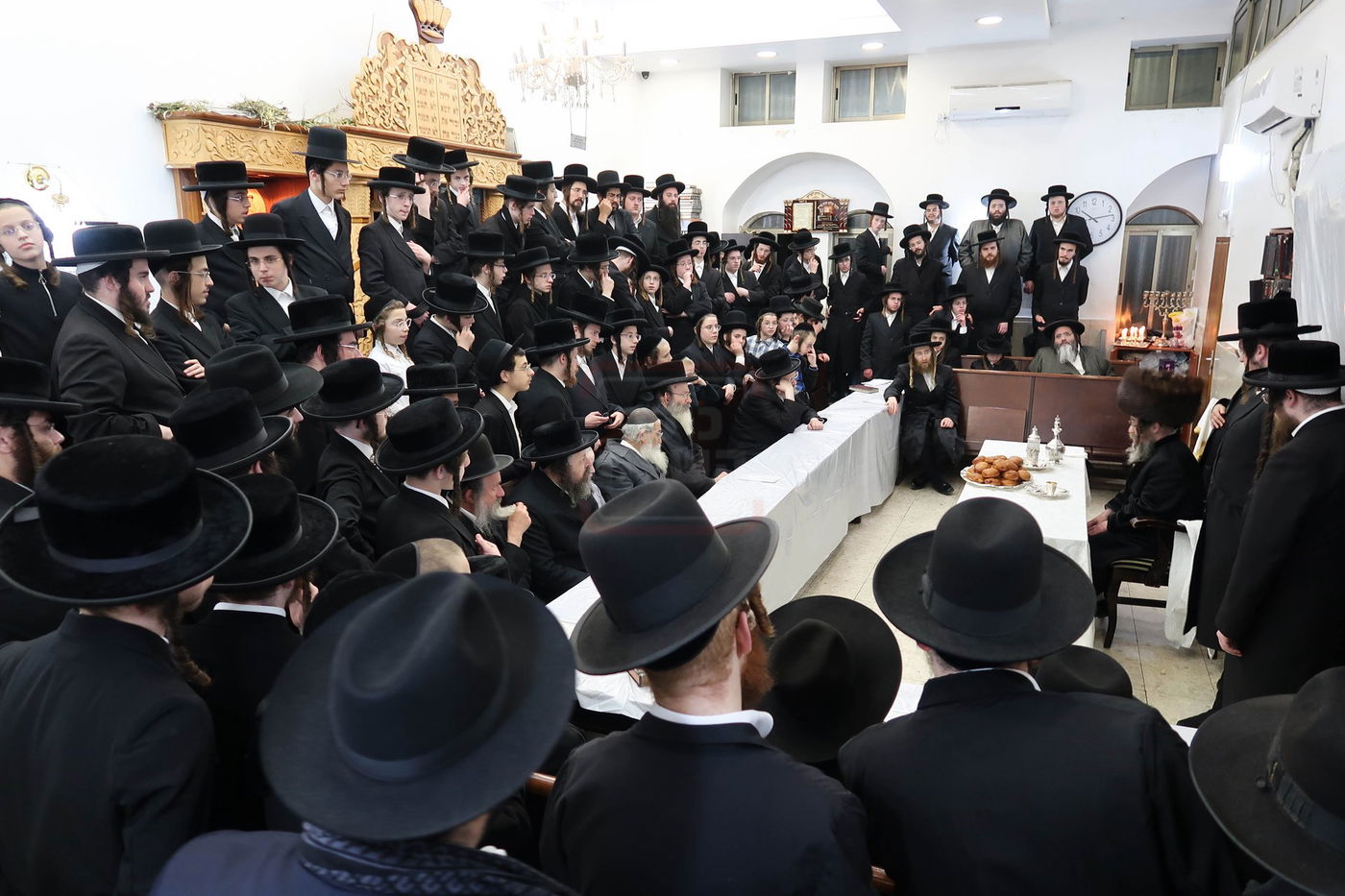 נר א' דחנוכה אצל האדמו"ר מקרעטשניף סיגעט