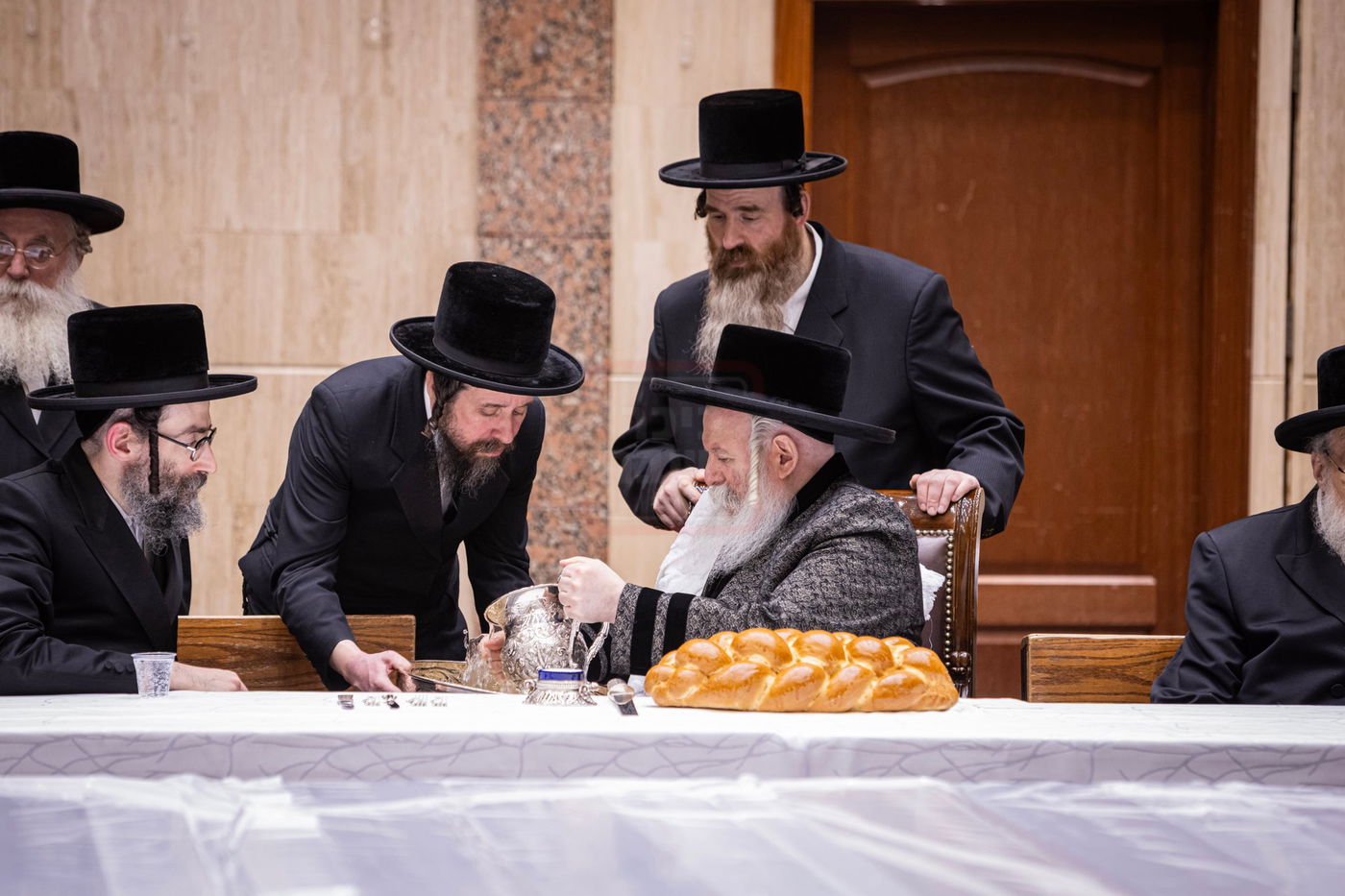 האדמו"ר מבאבוב בהדלקת נרות חנוכה