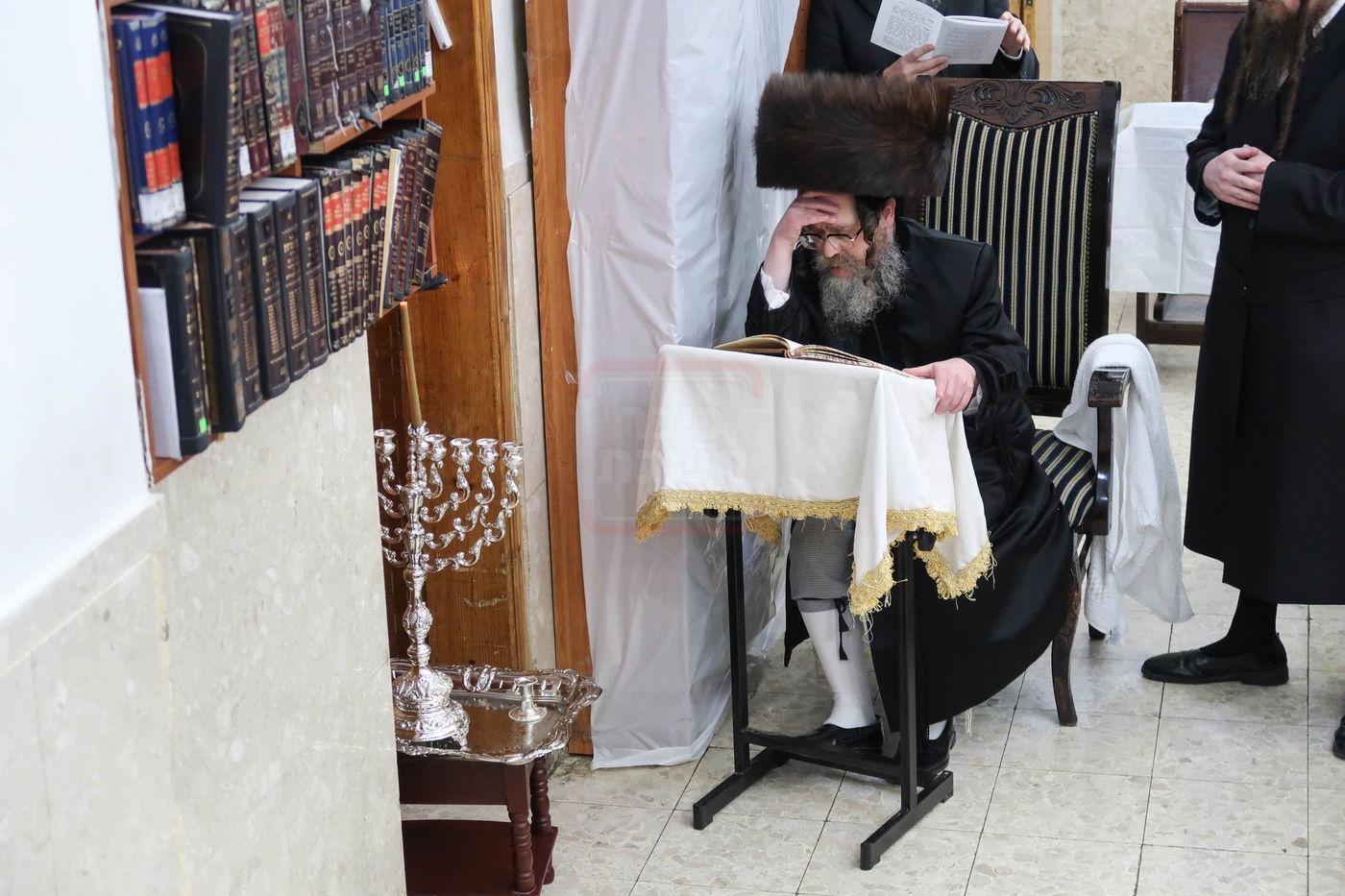 נר א' דחנוכה אצל האדמו"ר מקרעטשניף סיגעט