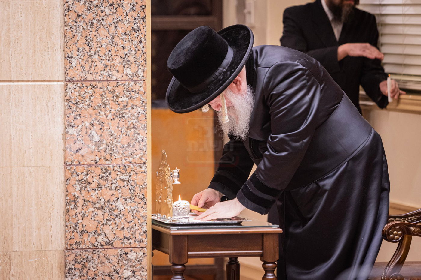 האדמו"ר מבאבוב בהדלקת נרות חנוכה