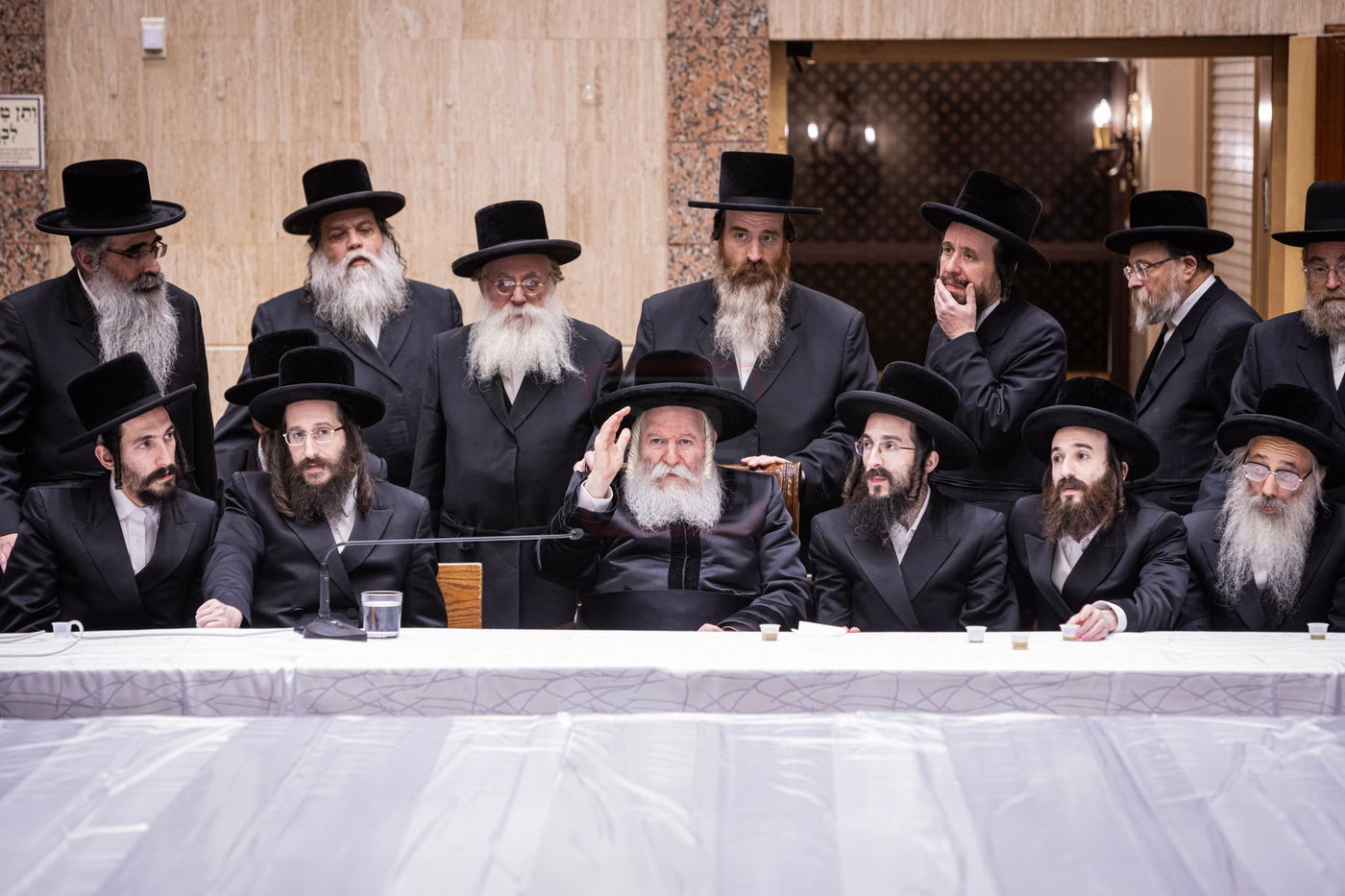 האדמו"ר מבאבוב בהדלקת נרות חנוכה