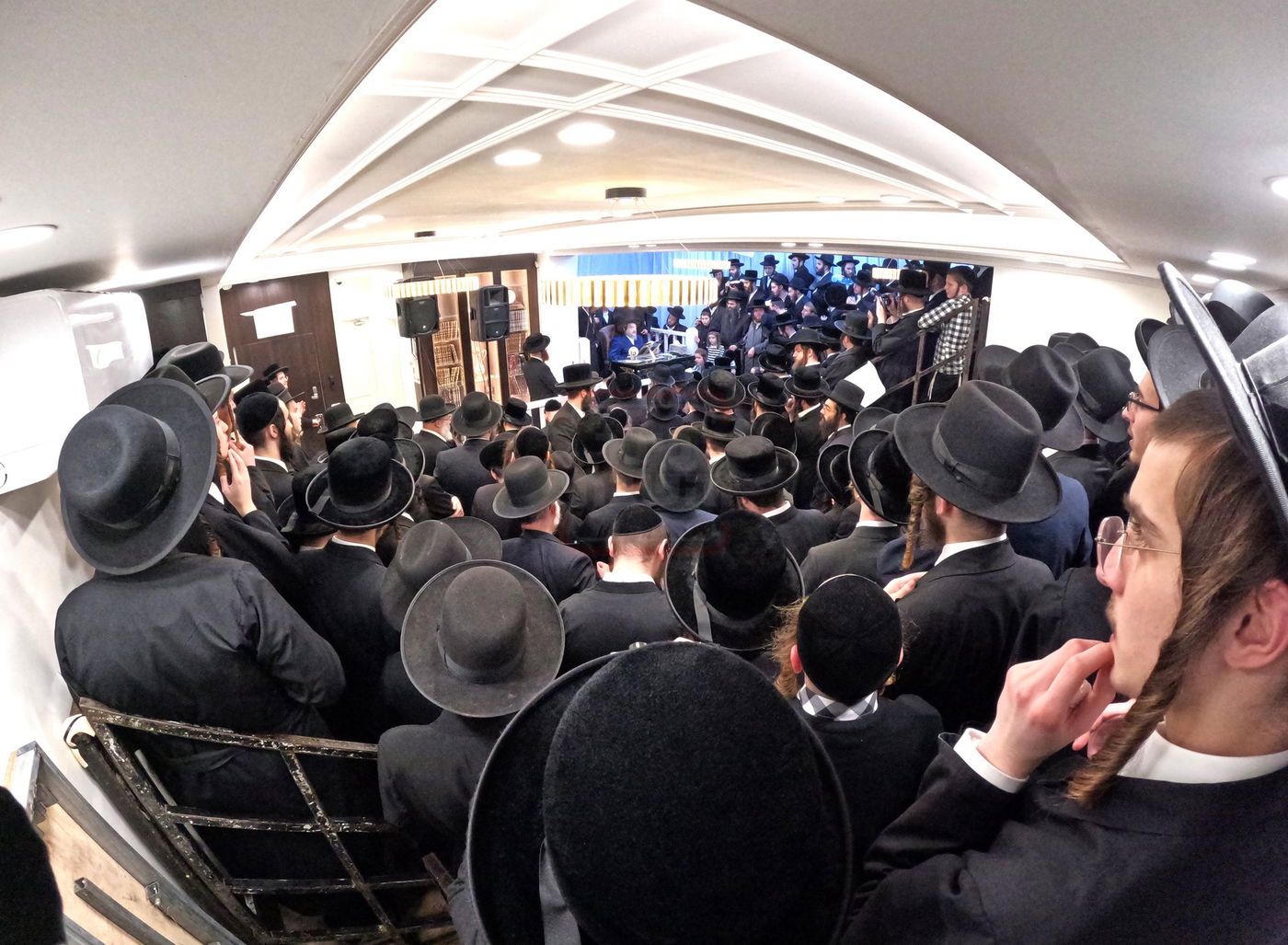 הגה"צ רבי יעקב מאיר שכטר בהדלקת נרות חנוכה