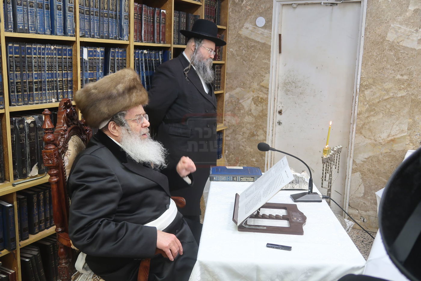 האדמו"ר מקומרנא בהדלקת נרות חנוכה