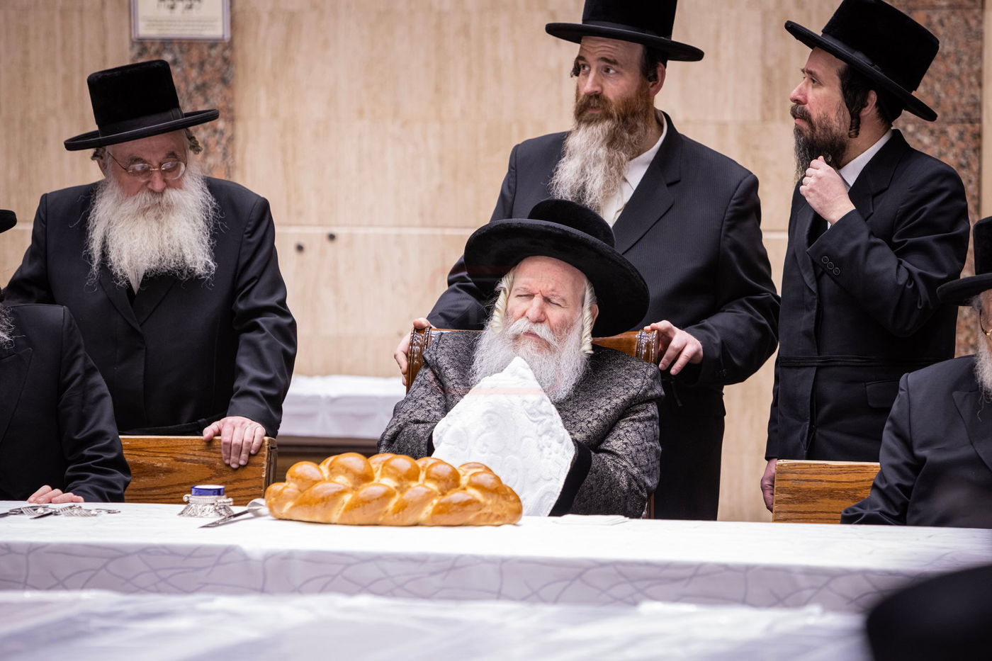 האדמו"ר מבאבוב בהדלקת נרות חנוכה