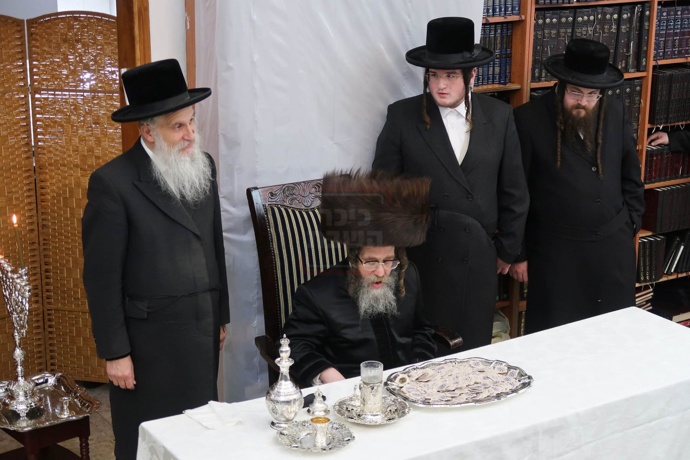 נר א' דחנוכה אצל האדמו"ר מקרעטשניף סיגעט