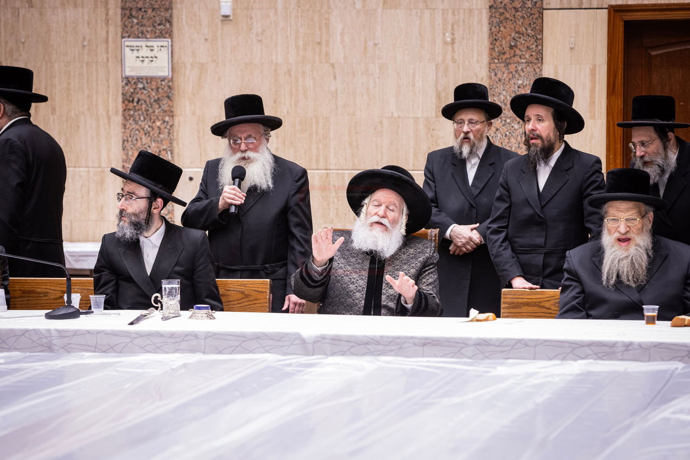 האדמו"ר מבאבוב בהדלקת נרות חנוכה