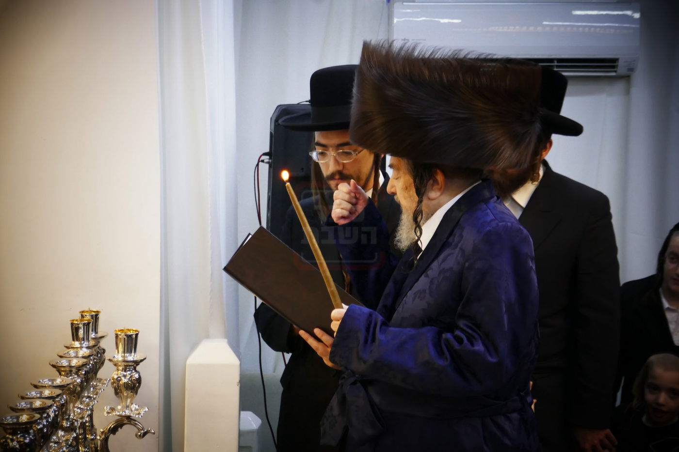 הגה"צ רבי יעקב מאיר שכטר בהדלקת נרות חנוכה