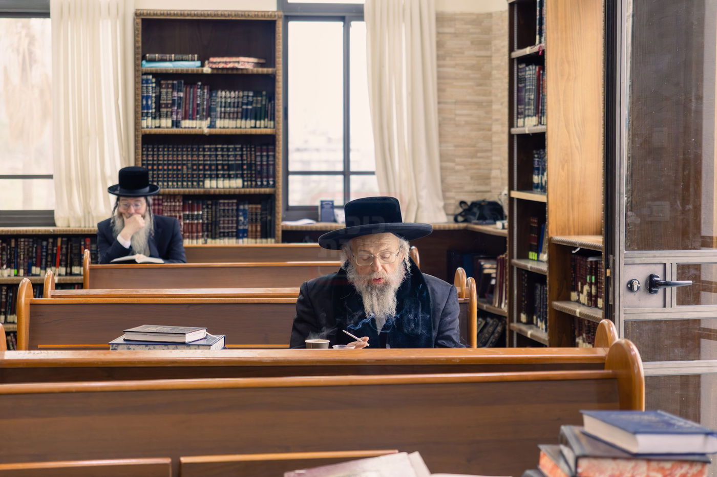 האדמו"ר מפינסק קרלין בתפילה בציון רבי מאיר בעל הנס