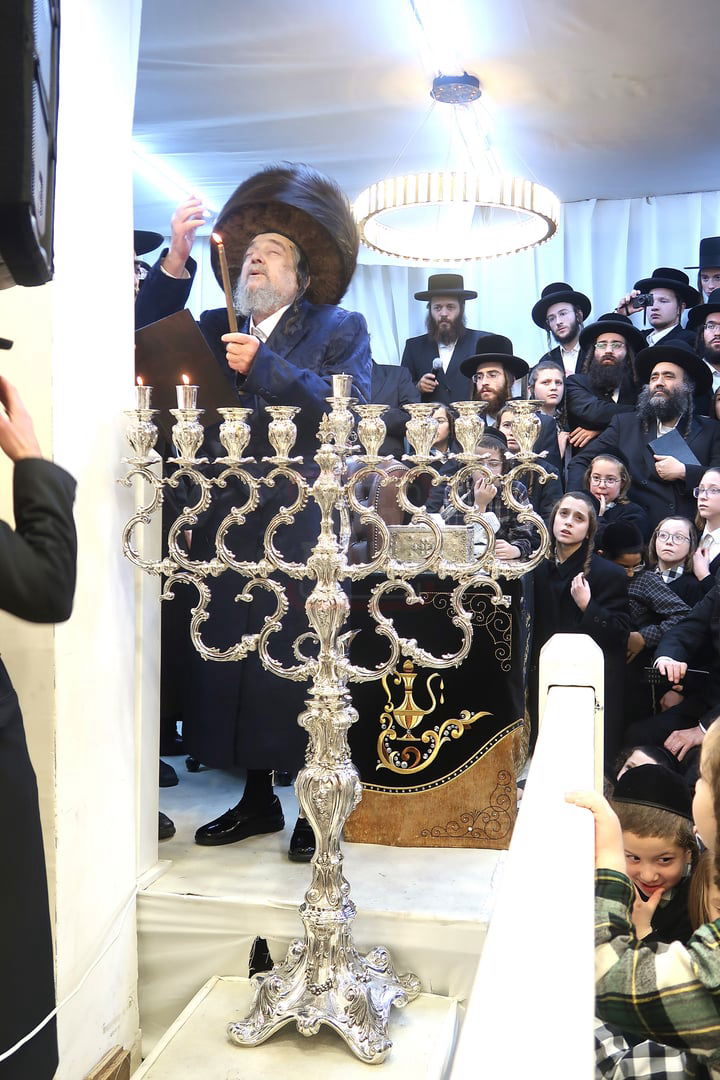 הגה"צ רבי יעקב מאיר שכטר בהדלקת נרות חנוכה