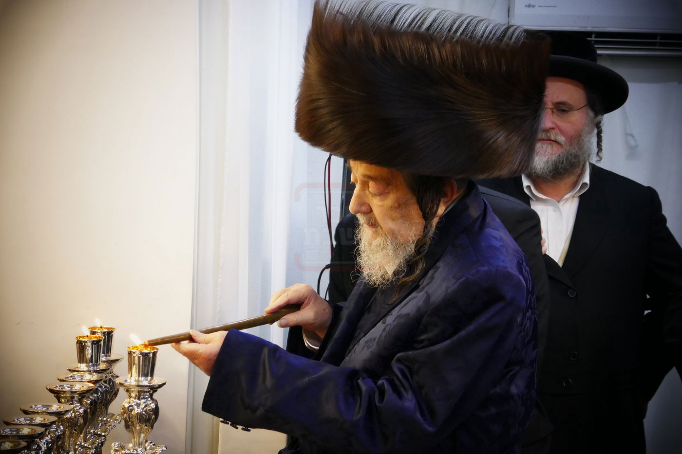 הגה"צ רבי יעקב מאיר שכטר בהדלקת נרות חנוכה