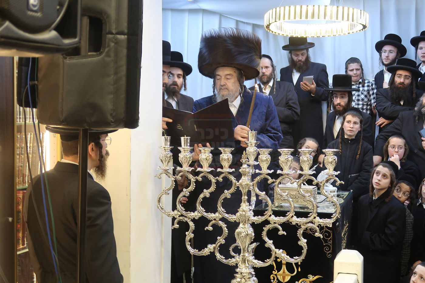 הגה"צ רבי יעקב מאיר שכטר בהדלקת נרות חנוכה
