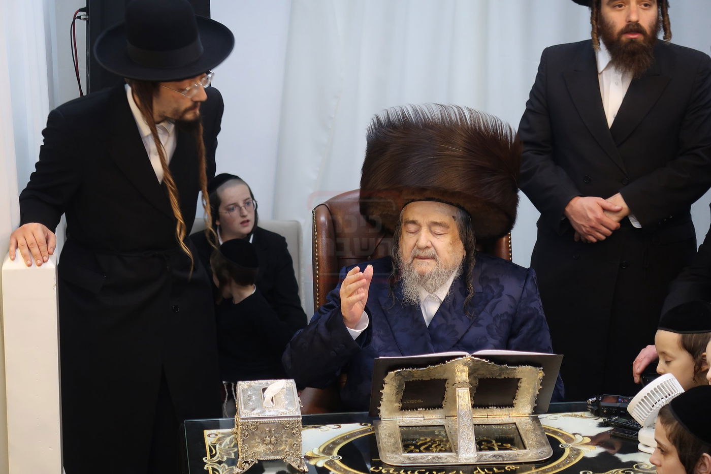 הגה"צ רבי יעקב מאיר שכטר בהדלקת נרות חנוכה