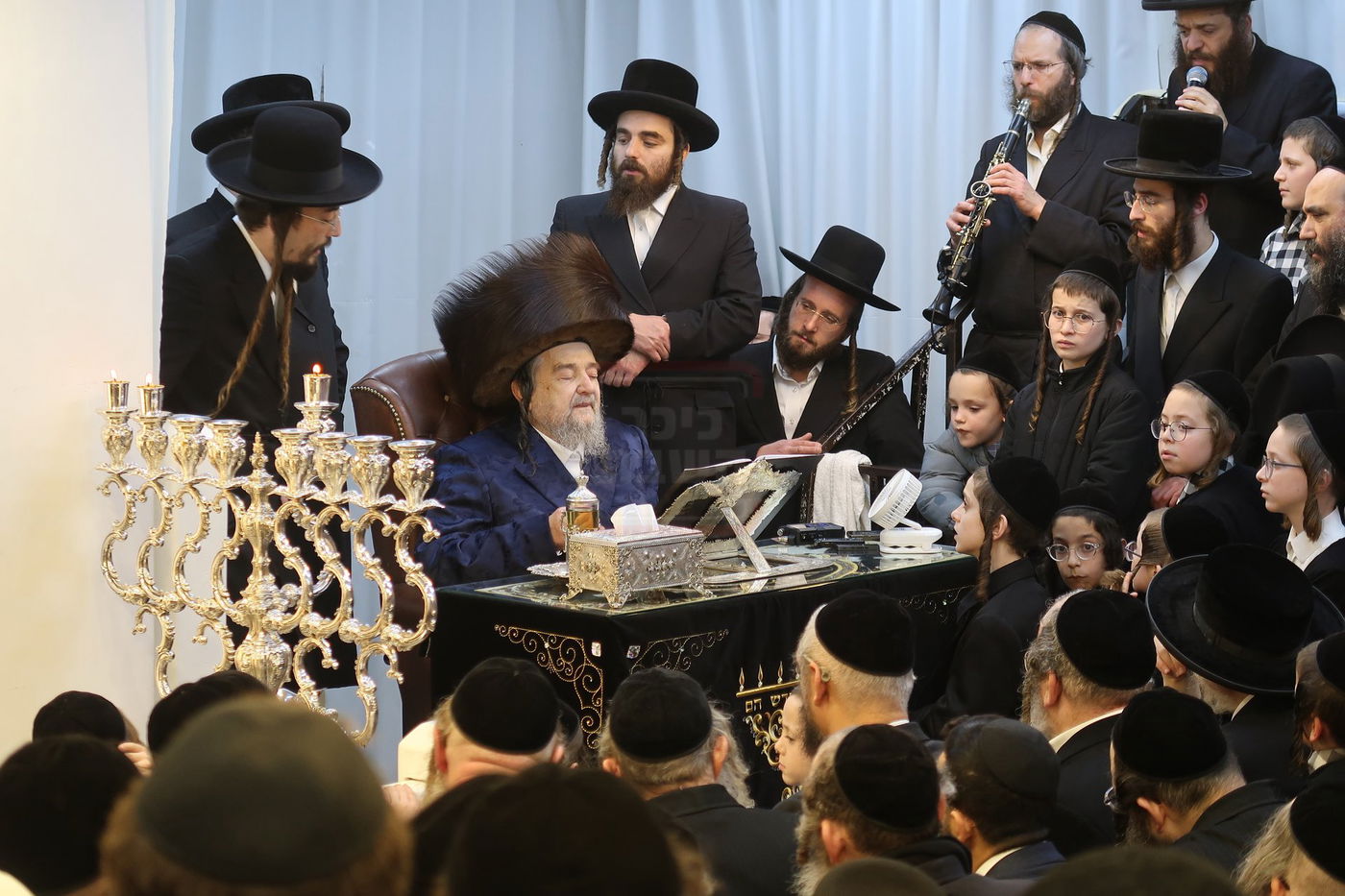 הגה"צ רבי יעקב מאיר שכטר בהדלקת נרות חנוכה