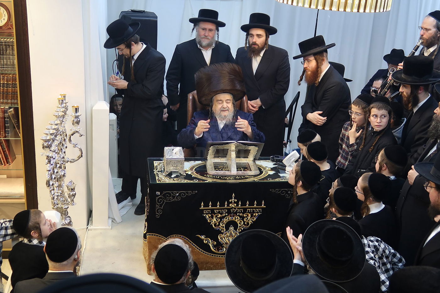 הגה"צ רבי יעקב מאיר שכטר בהדלקת נרות חנוכה