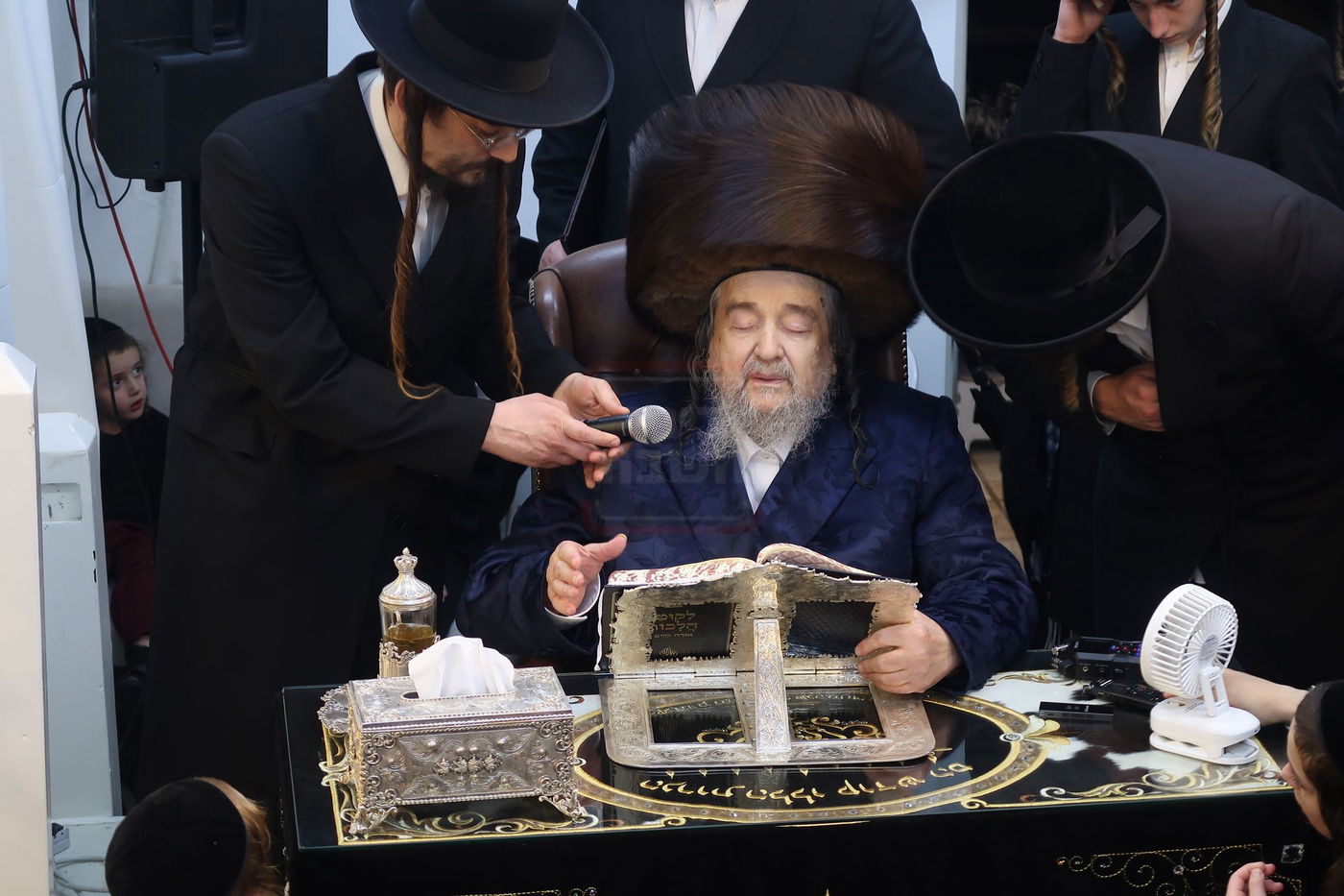 הגה"צ רבי יעקב מאיר שכטר בהדלקת נרות חנוכה