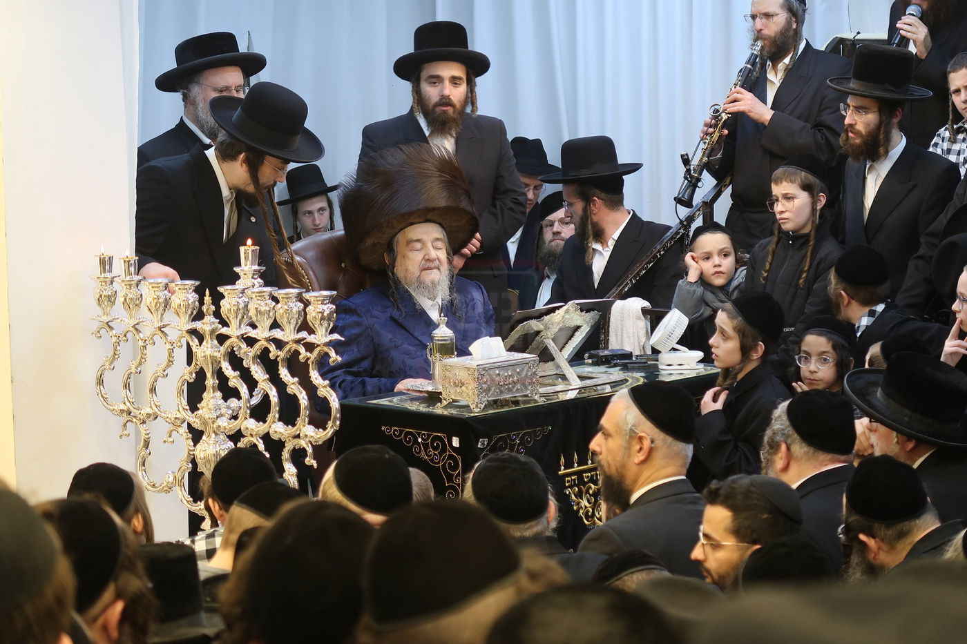 הגה"צ רבי יעקב מאיר שכטר בהדלקת נרות חנוכה