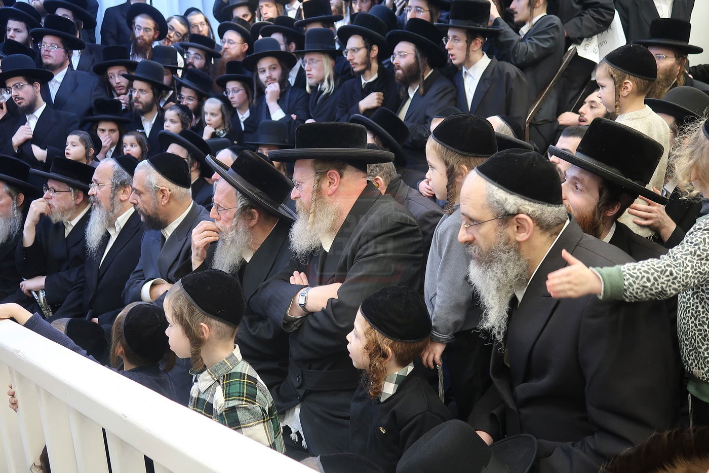 הגה"צ רבי יעקב מאיר שכטר בהדלקת נרות חנוכה