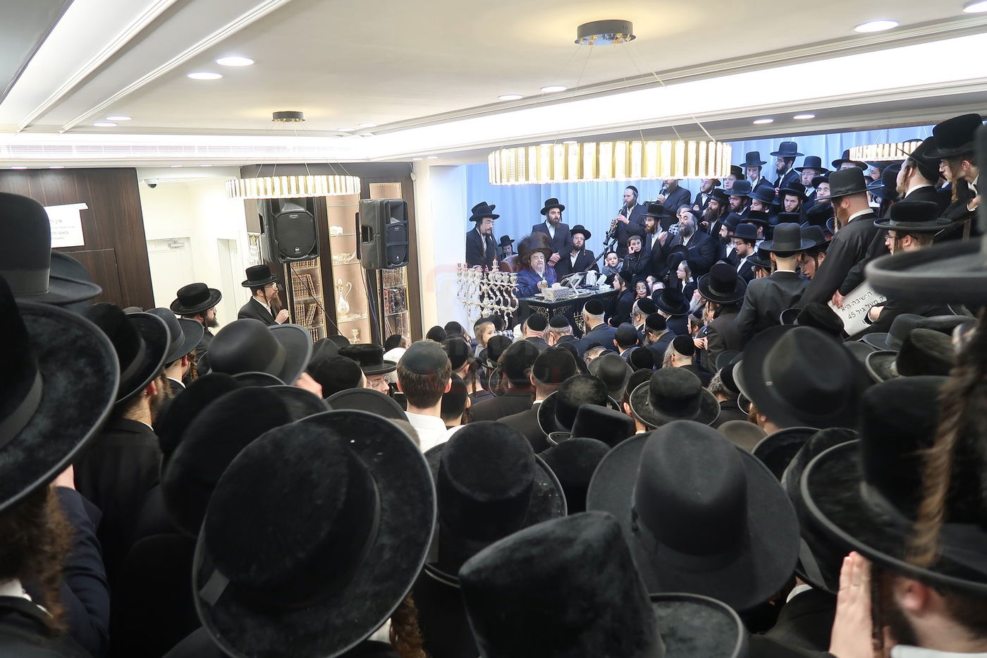 הגה"צ רבי יעקב מאיר שכטר בהדלקת נרות חנוכה