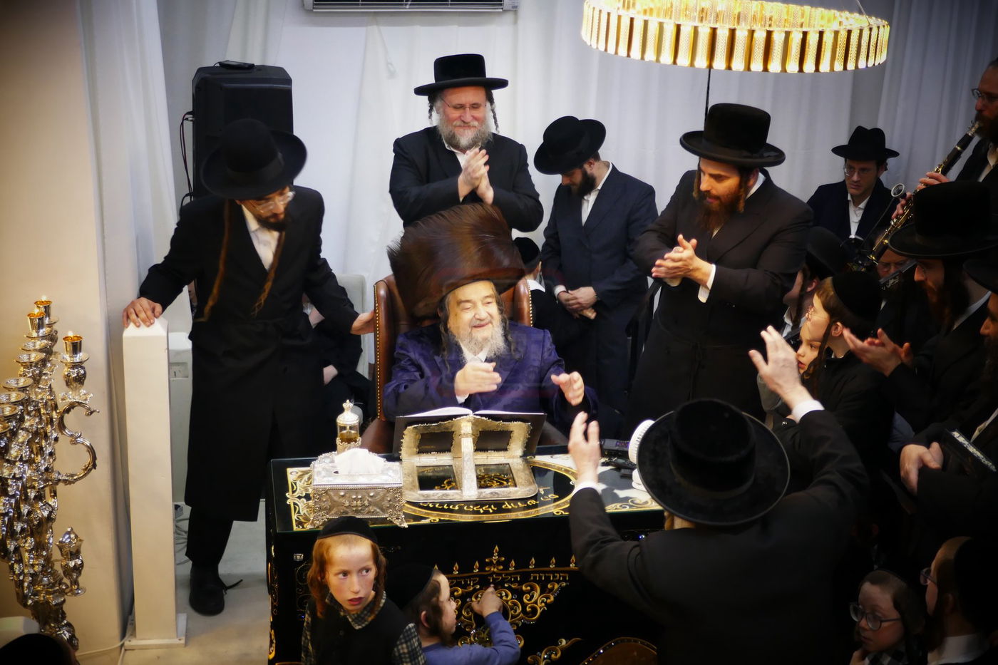 הגה"צ רבי יעקב מאיר שכטר בהדלקת נרות חנוכה