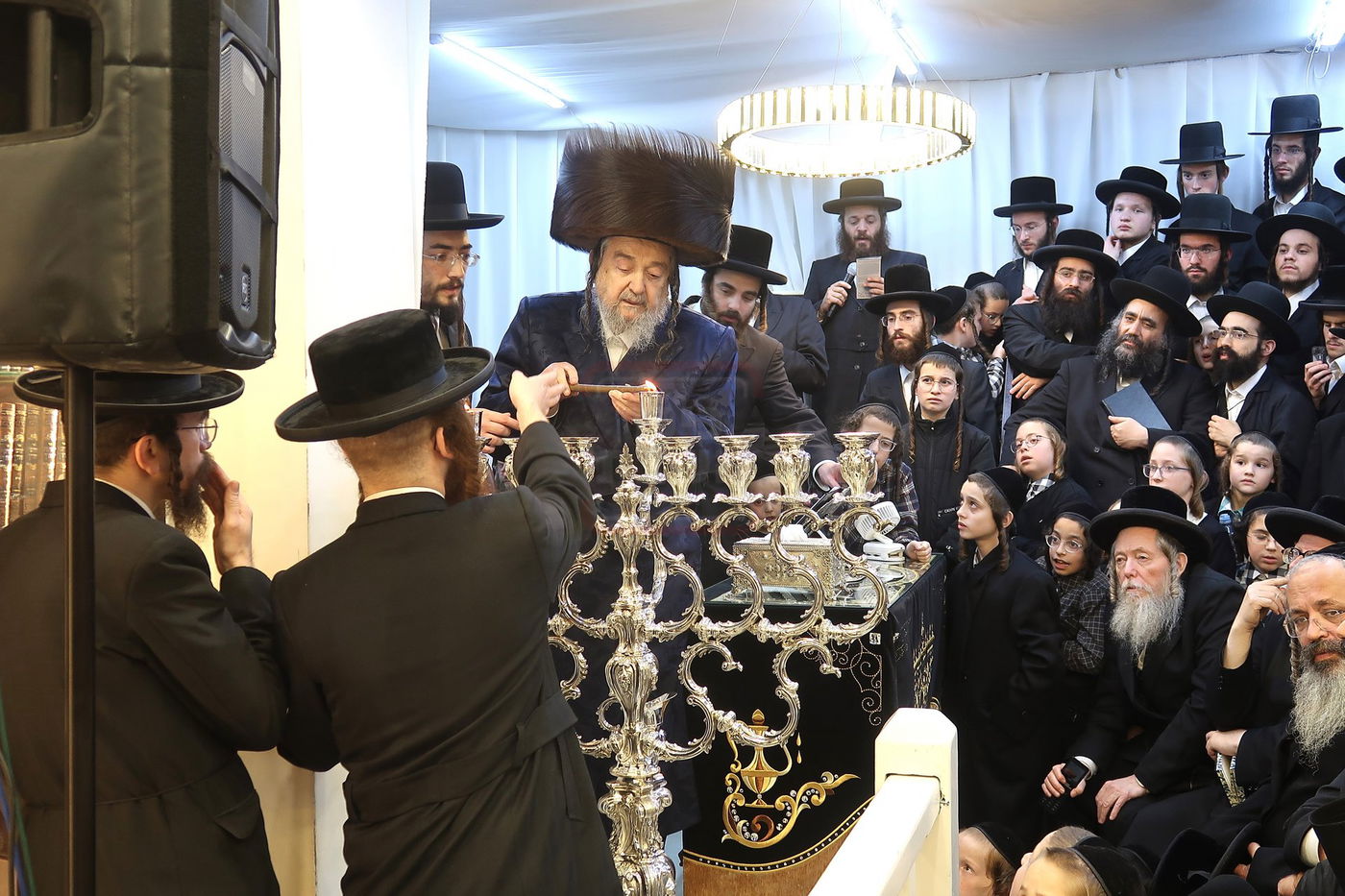 הגה"צ רבי יעקב מאיר שכטר בהדלקת נרות חנוכה