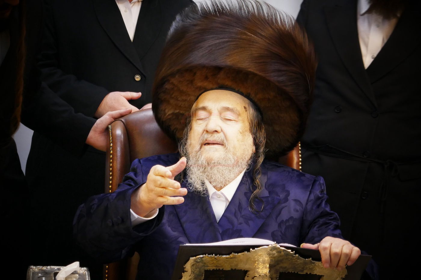 הגה"צ רבי יעקב מאיר שכטר בהדלקת נרות חנוכה